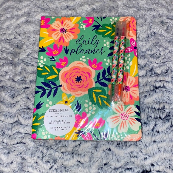 Daily planner book with 4 different color highlighters - Picture 1 of 2